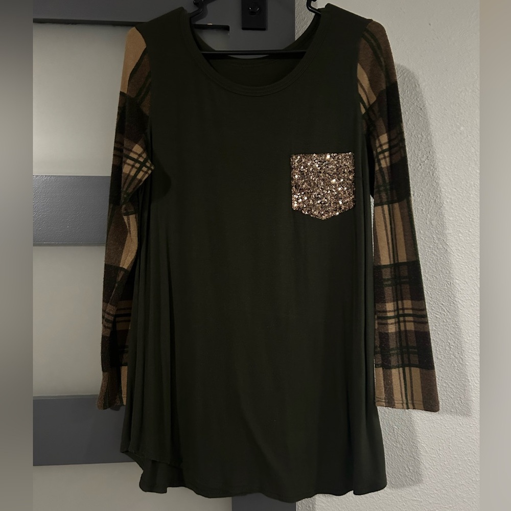 Long sleeve with sequin pocket. Size large. Great condition.